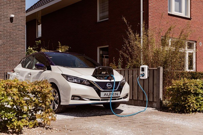 Elektrische auto thuis aan het laden via een laadpaal